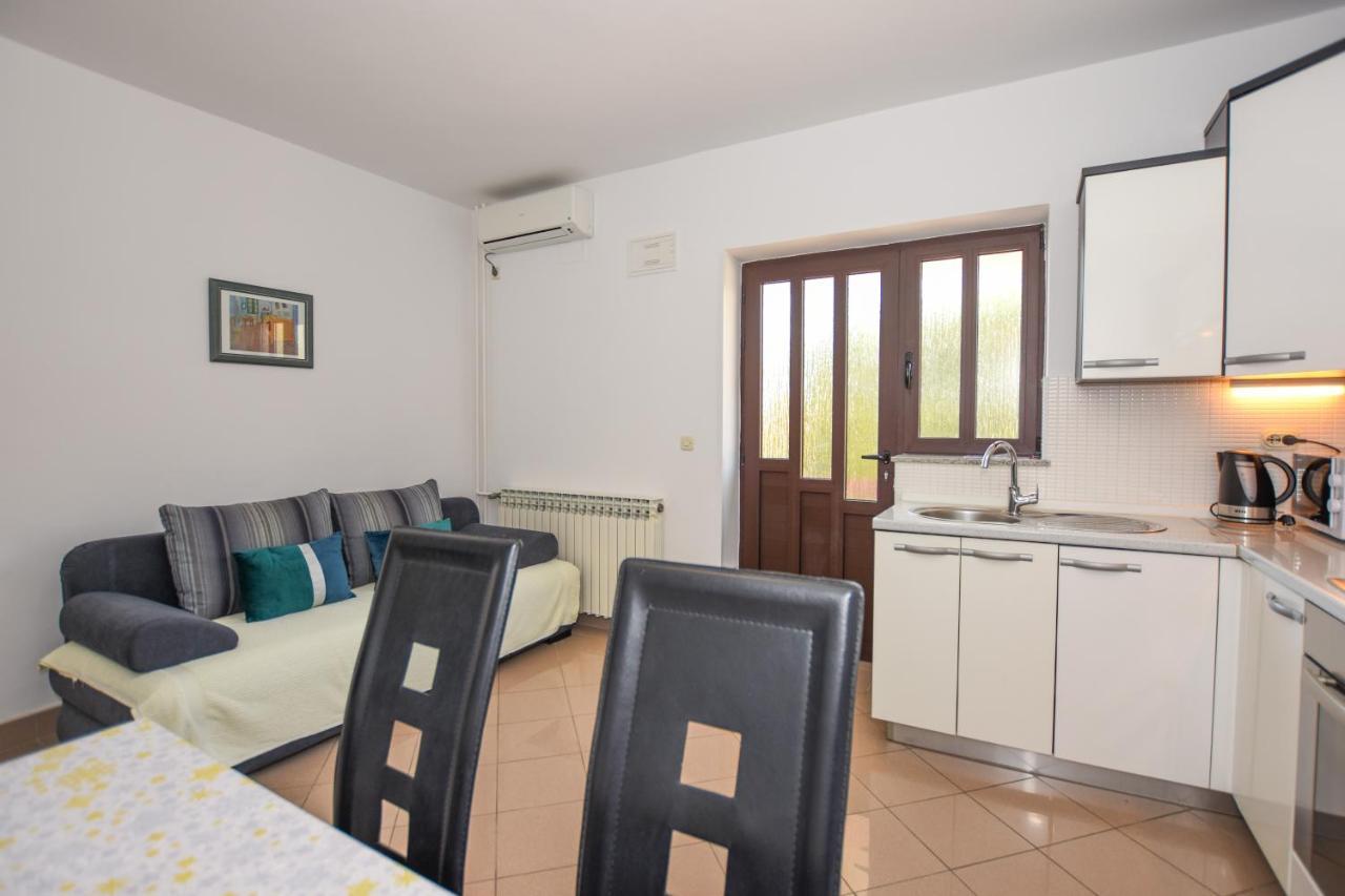 Apartmani Marija Ljubica Паг Экстерьер фото