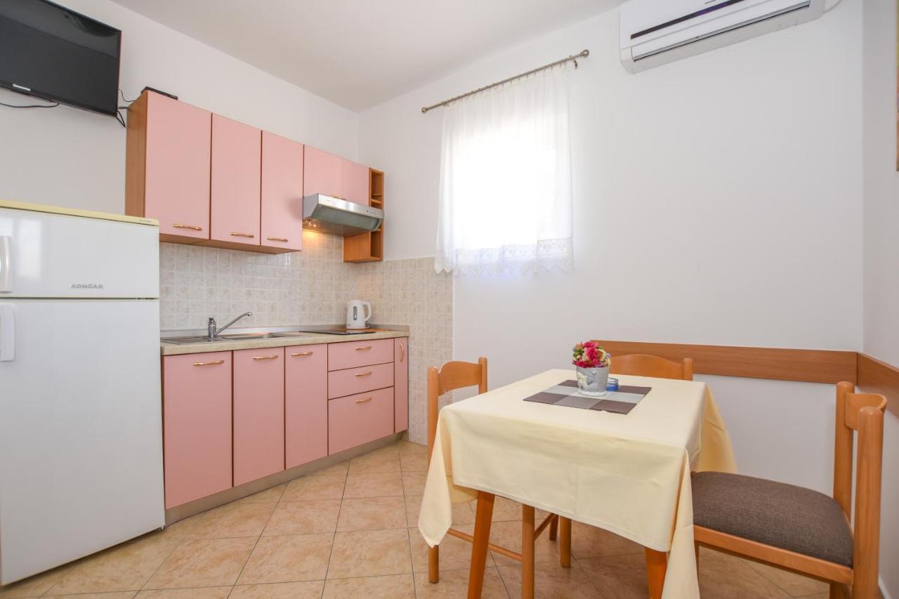Apartmani Marija Ljubica Паг Экстерьер фото